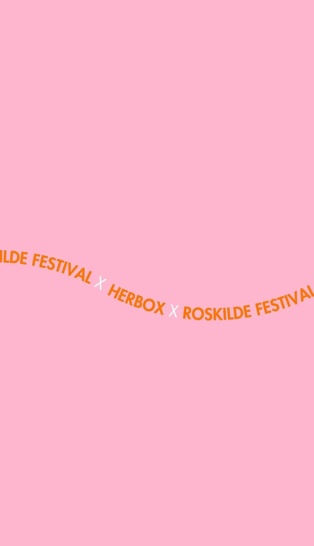 banner med ljusrosa bakgrund, kurvad orange text med herbox och roskilde samt vita kryss mobilversion