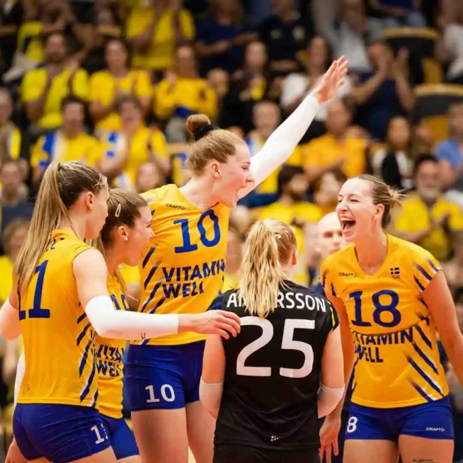 Bild på volleybollspelare som firar med glädje