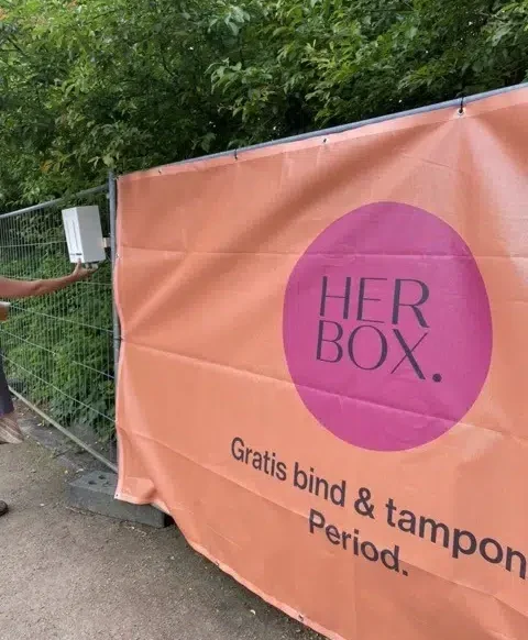 reklambanner med Herbox logga i orange och rosa på festivalen Musik i Lejet