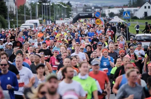 Stor folkmassa som löper Reykjavik marathon