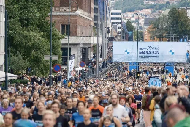 En stor grupp löpare på Oslo maraton i träningskläder