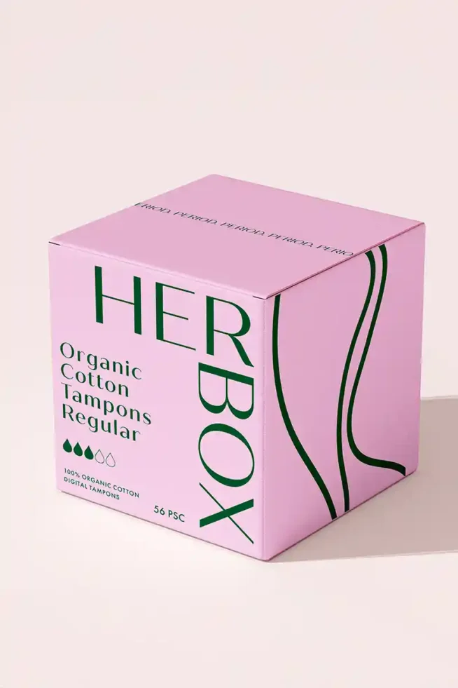 En bild på Herbox tamponger i storlek regular 56 pack. En rosa kartong med gröntext, detta är en frilagd produktbild som har en beige bakgrund.