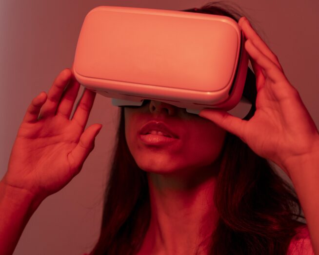 En röd bild på en kvinna med ett virtual reality headset för sina ögon.